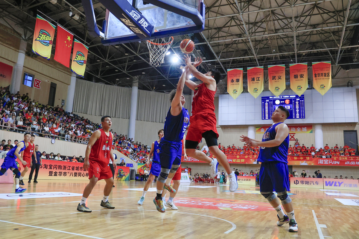 描写一段打篮球时的对抗场面。