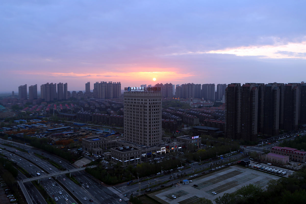 2021年4月23日,春雨过后的河北秦皇岛市城市西部晚霞迷人.