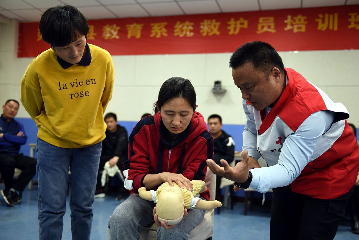 对以下内容进行适当的扩句：在进入仅由支架支撑气道的平衡状态之后气道内径的最狭窄处变为622毫米经测量介入治疗之后的狭窄气道模型最狭窄处内径为65毫米该支架的效果已与现有治疗手段相近表明该种支架已具有一定的使用价值。