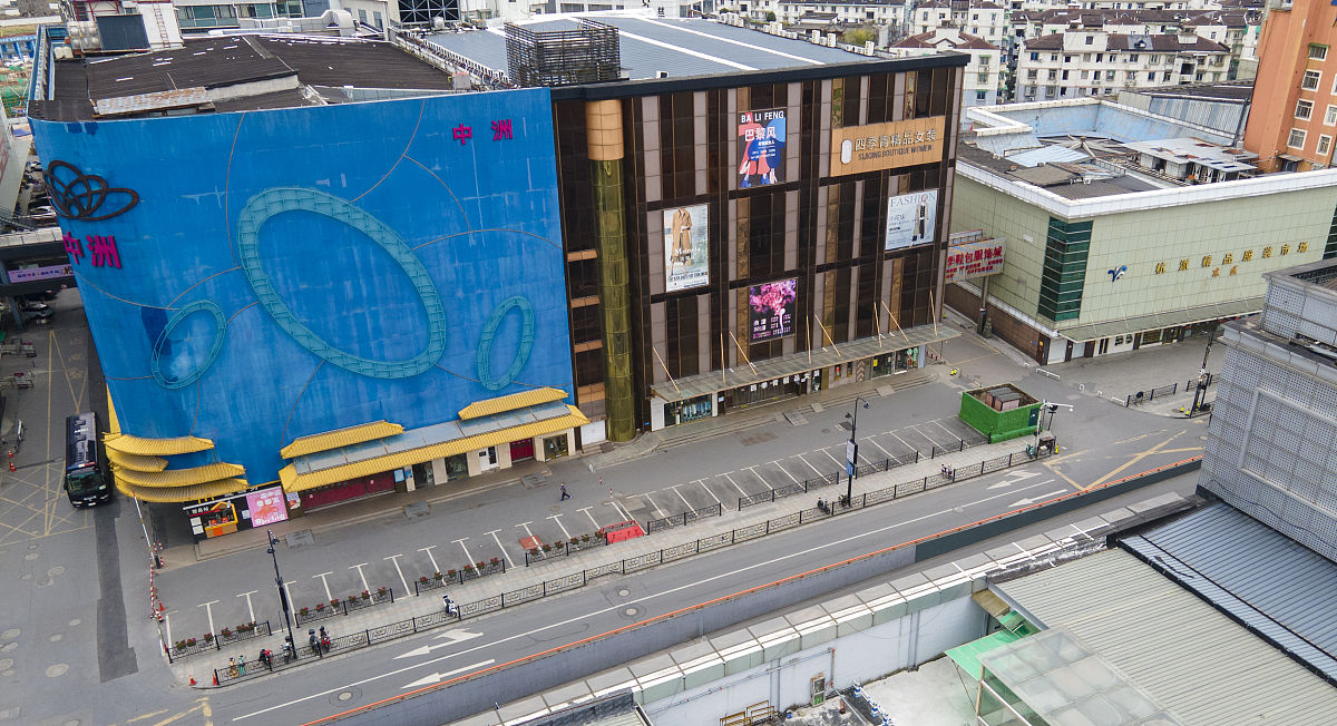 2022年3月10日,杭州四季青服装市场内部街道空荡荡.