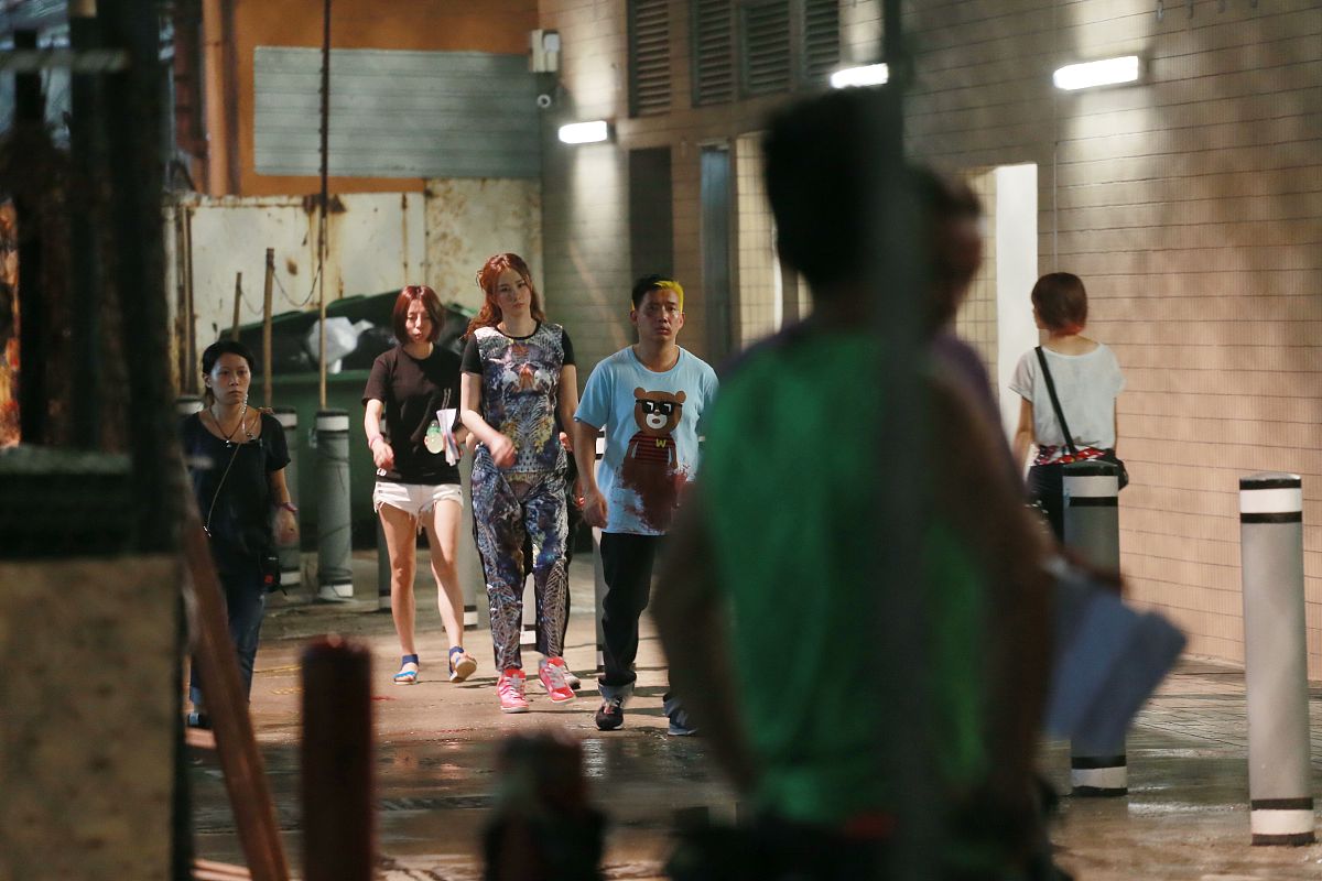 两对情侣吵架坐对方的车电影