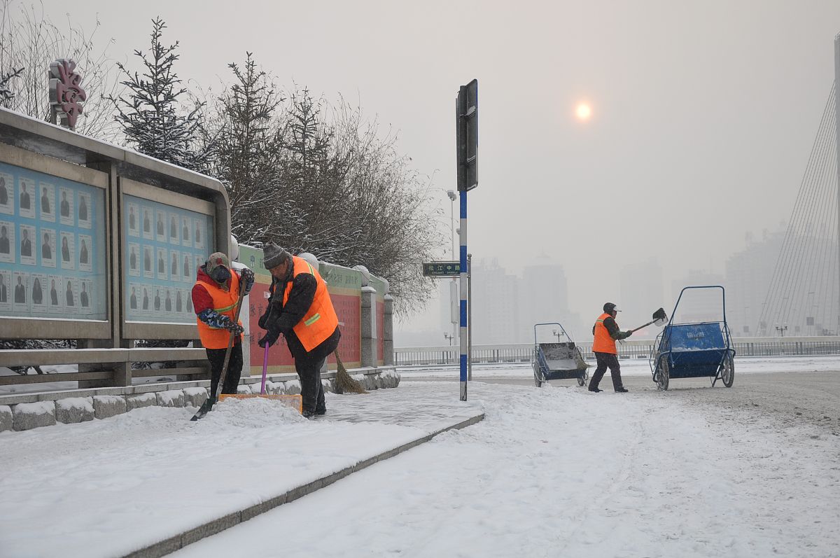 清理积雪，恢复排水管正常运作