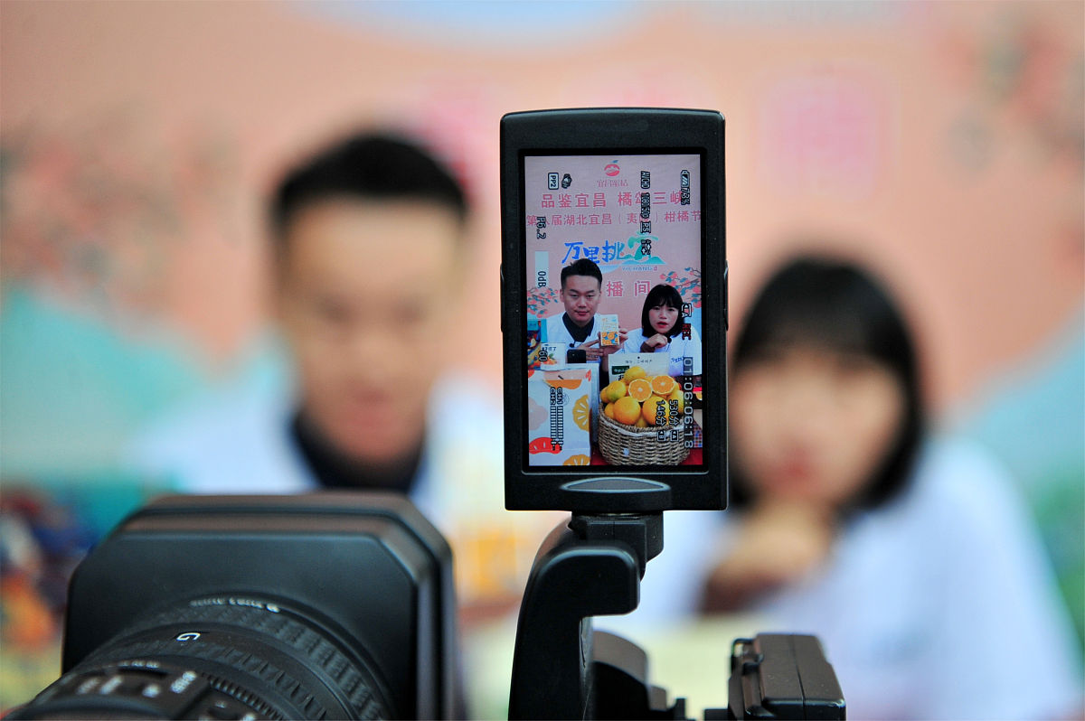 我要写一篇《个人虚拟直播间的搭建与操作》视频课程的营销文章吸引用户了解虚拟直播间的好处和购买我们的课程课程内容如下：怎么打造虚拟直播间用哪个软件搭建更好如何搭建一个低成本的虚拟直播间检索一下老罗直播间的设备据说是演播厅级别所用设备至少是350万元动辄几十万上百的投入对于大网红来说不算什么可是对于小网红和普通人就算是巨资了根本承受不起那样的直播带货方式只能是梦想。现在一款零成本绿幕直播利器——用一块