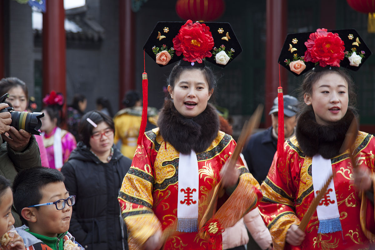  2016年11月12日,游客在吉林市满族博物馆与格格们喜过"颁金节".