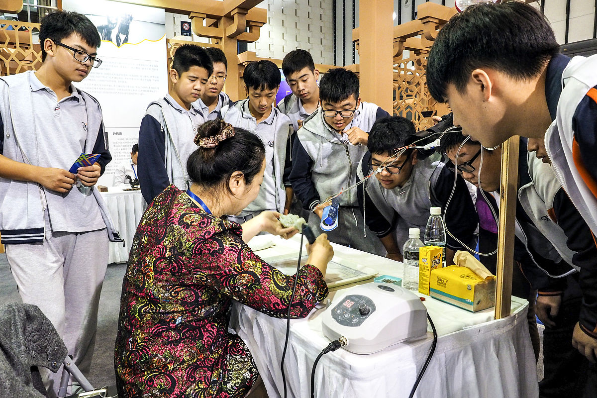 成都中和职业学校招往届生吗