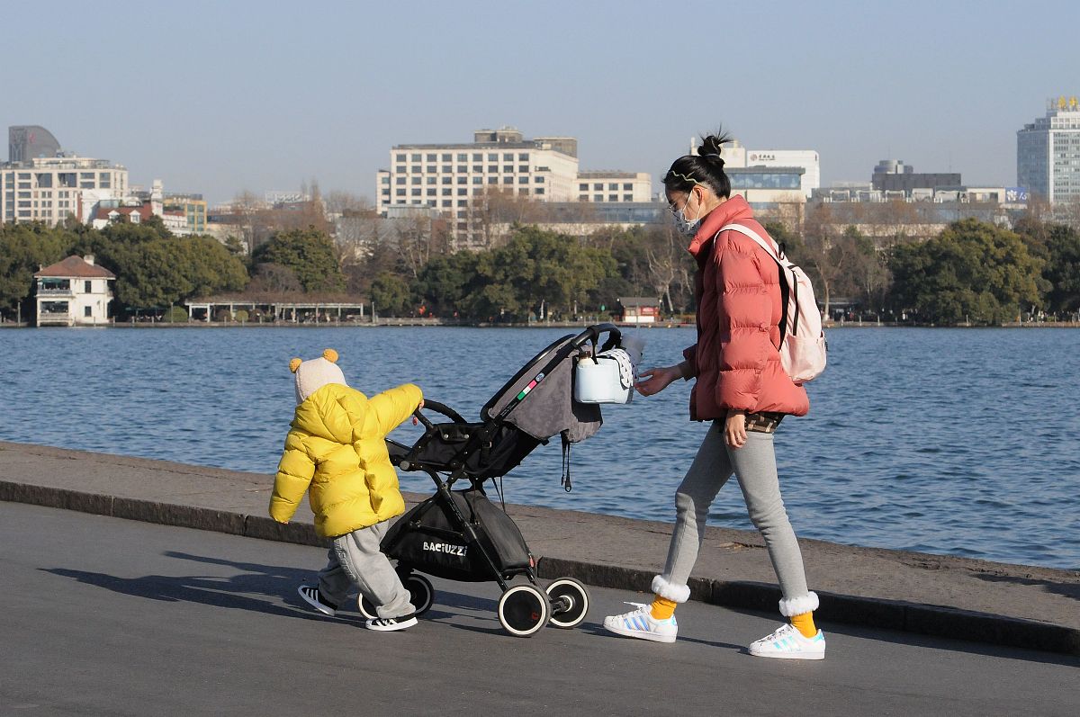 2021年1月13日,杭州,寒潮影响结束,天气回暖,市民游客在西湖景区游玩,