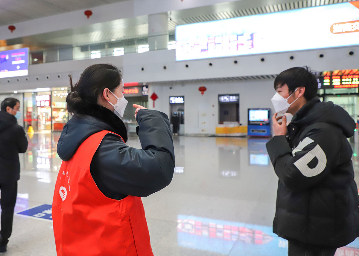 【暖心】机场安检员李明：用行动诠释爱老敬老真谛