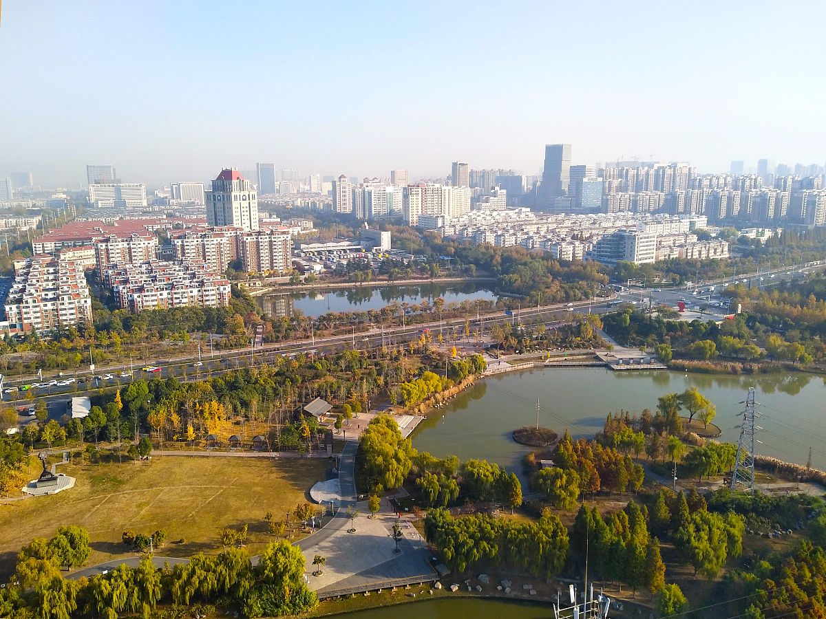2019年11月11日,江苏宿迁,市区九鼎公园层林尽染,呈现怡人秋色,成为市