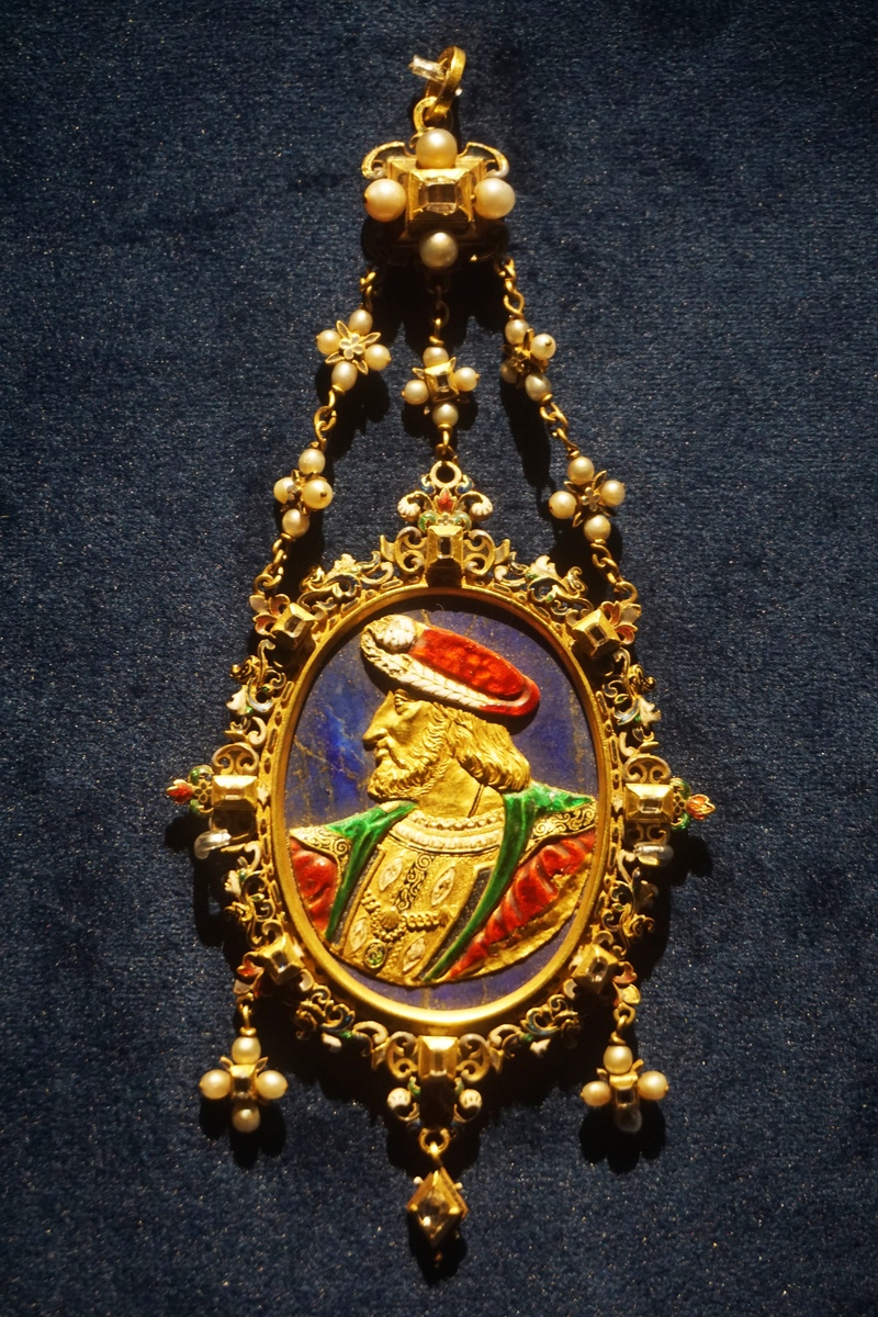 手工艺人李师傅精通制作甲、乙两种工艺品。制作中需要使用一种特殊的颜料这种颜料分为两种类型：一种是每瓶2克200元瓶；一瓶可以配3个甲工艺品和5个乙工艺品；另一种是每瓶3克300元瓶；一瓶可以配甲、乙工艺品各6个。两种类型的颜料一旦开封就必须全部用完否则不能再用。现在李师傅要制作45个甲工艺品55个乙工艺品。制作中李师傅希望两种类型的特殊颜料能够能省则省。在此要求下回答问题。若每瓶2克的颜料仅有4瓶