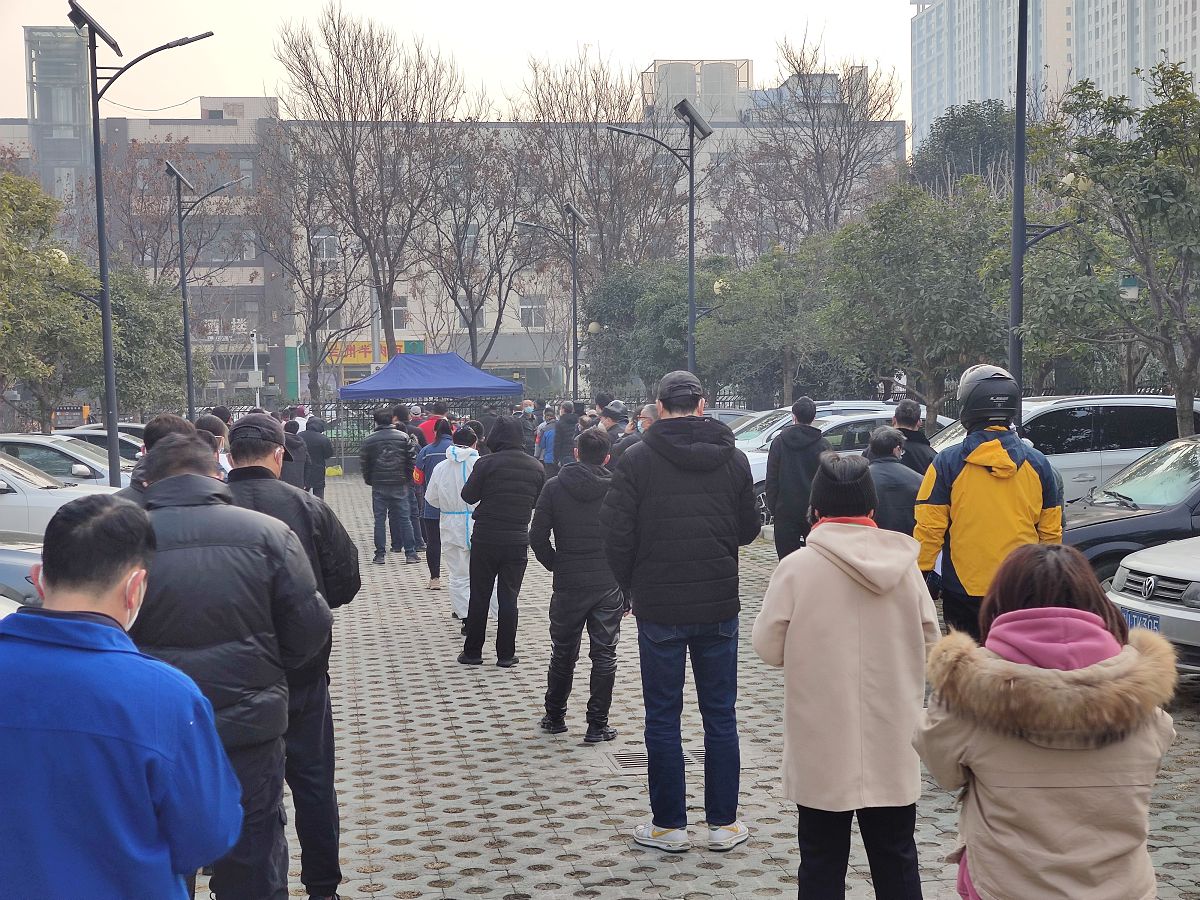 年轻劳动力不足人才外流2老龄化空心化人口结构危机未富先老3集体经济薄弱产业链发展缓慢配套不齐全请对双桥村面对的三大问题提出建议