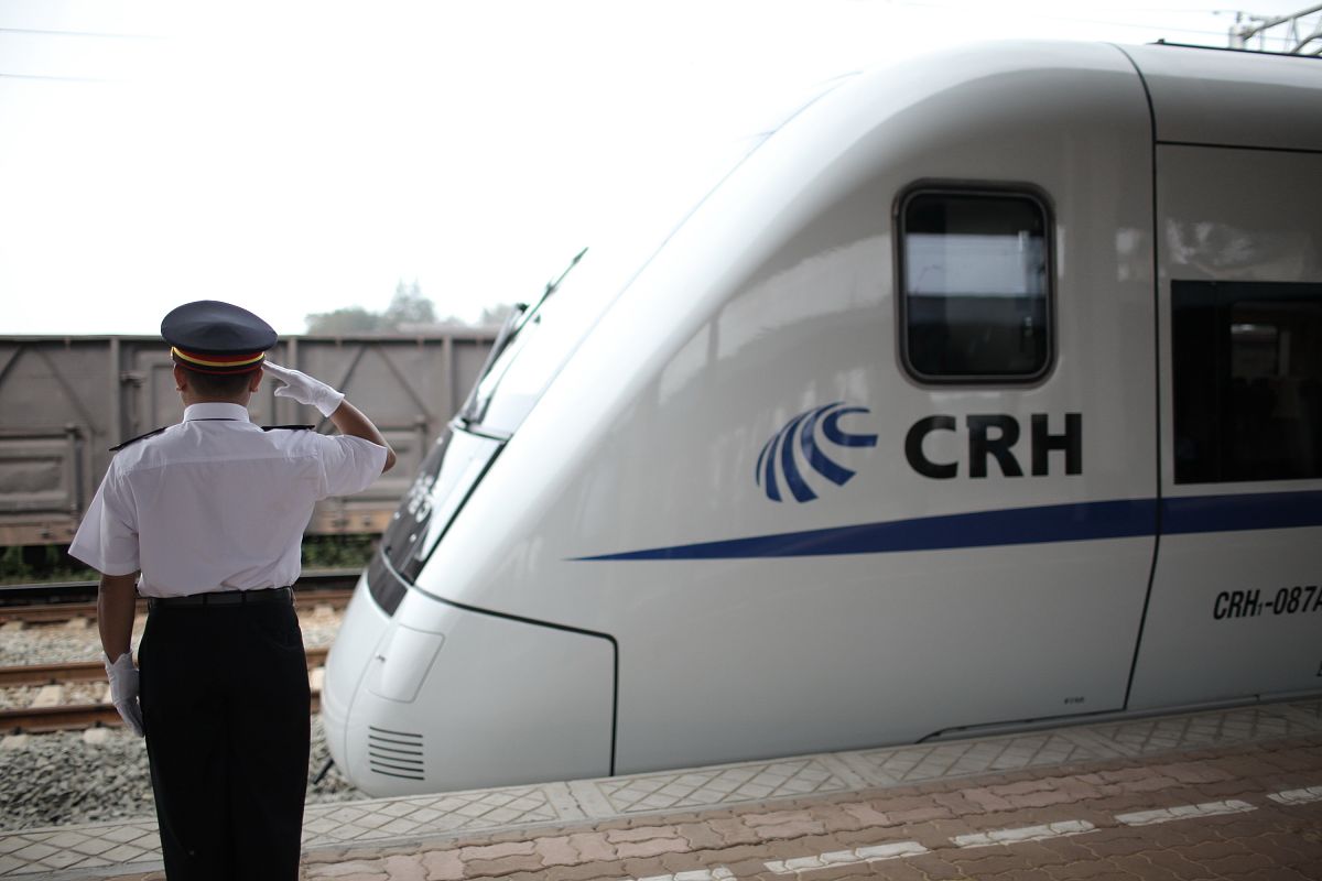 2010年12月14日,东环铁路动车组"和谐号"crh1a首次在海南海口火车站亮
