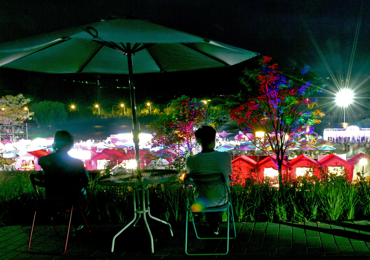 下雨天在户外搭上天幕吃火锅的文案