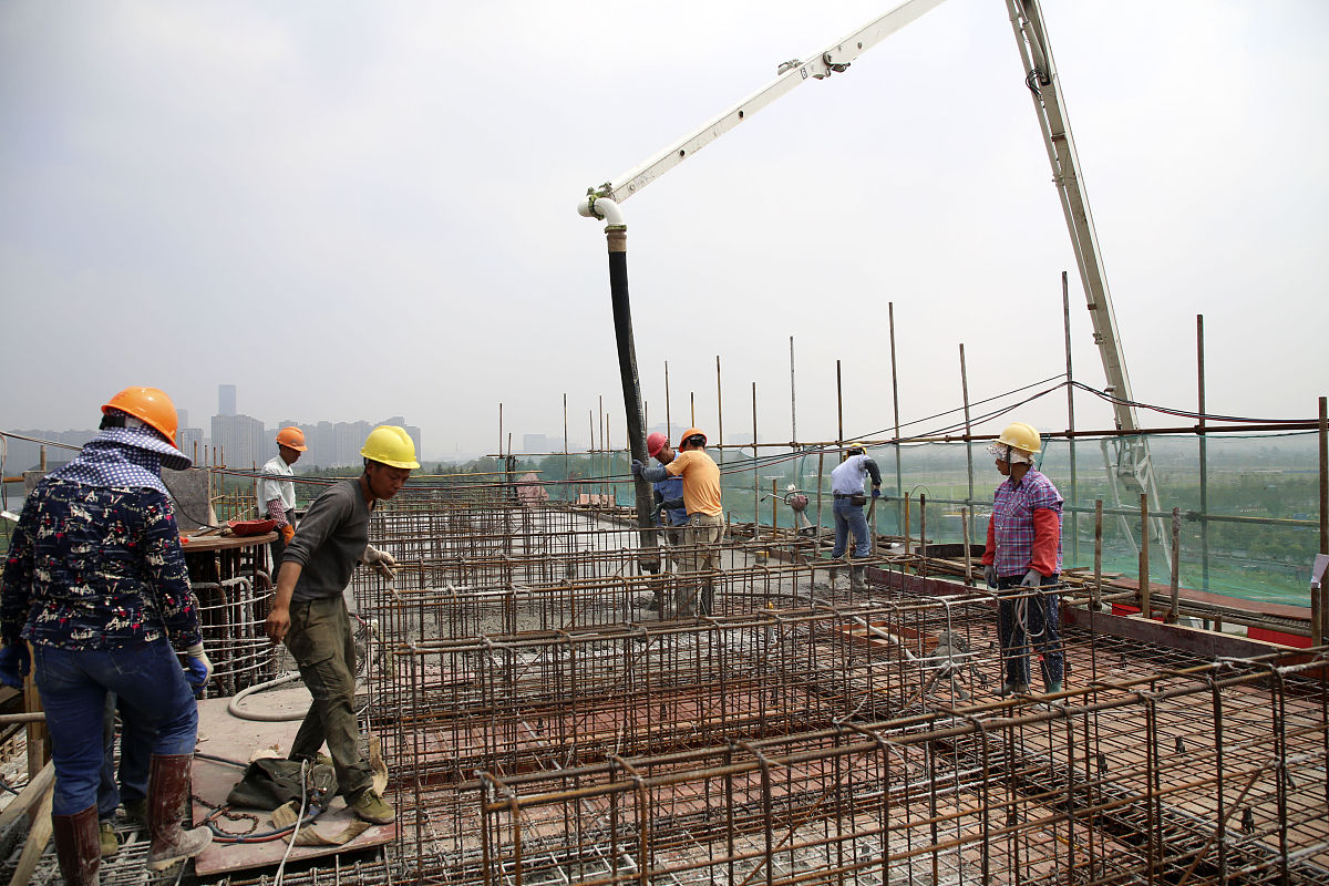 2020年6月6日,江苏泰州,工人在泰州体育公园项目体育馆主体工程现场进