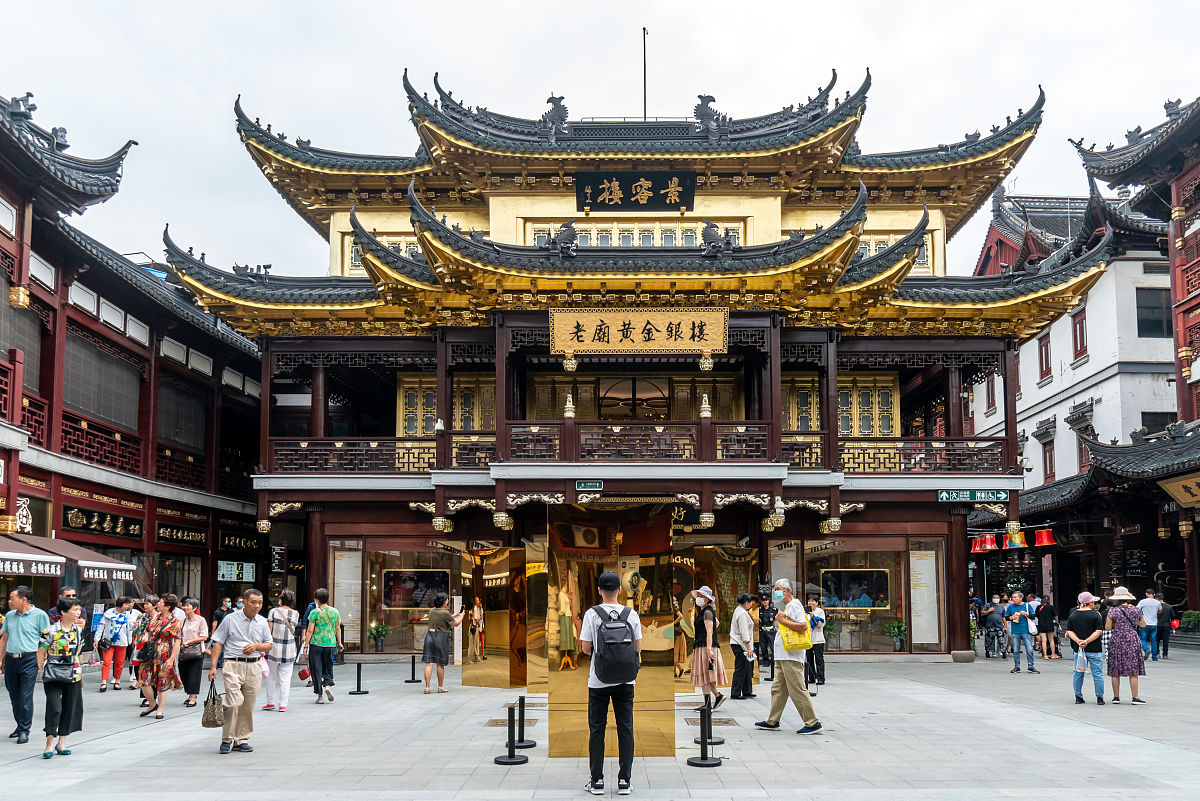 2020年9月10日,上海,豫园商城老庙黄金店内一棵高达10米的的金色"好运