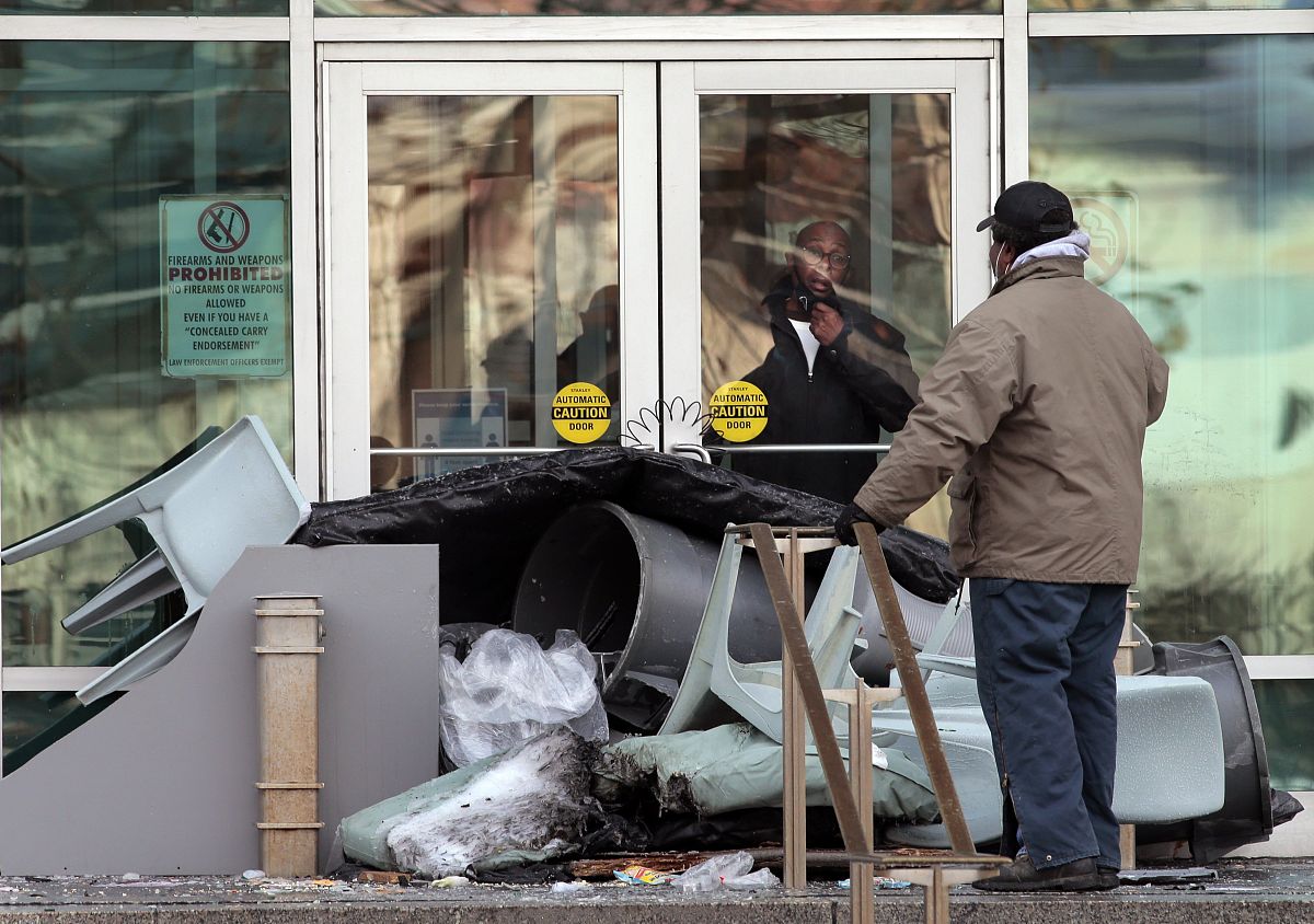 今日头条热门新闻：男子跳楼砍人，美刺激计划通过，王思聪被限高