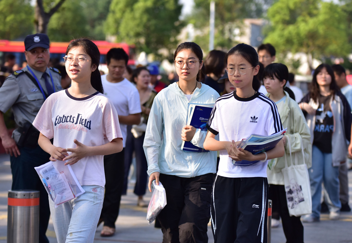 帮我出一个校园新生报到的视频：细化到每一个画面包含镜头 时间 画面内容 拍摄要求 参与角色 拍摄要点