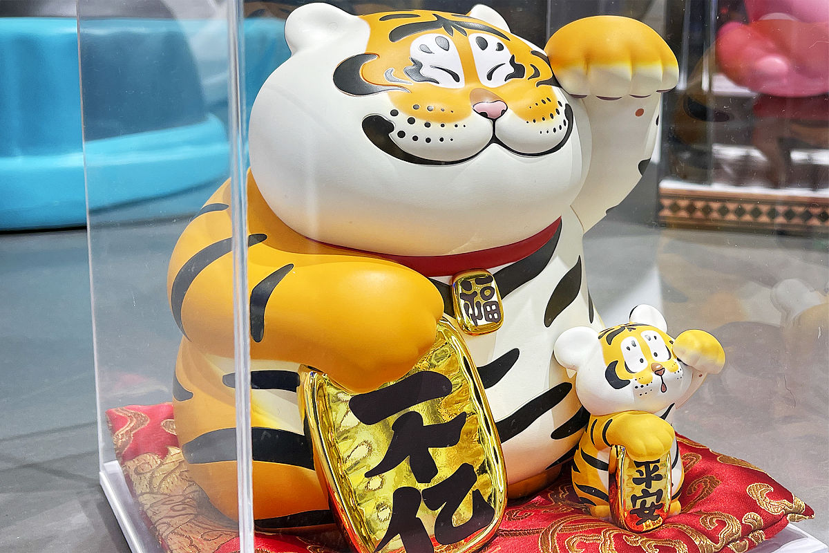 请帮我写一个有关潮玩手办的swot分析SWOTStrengths、Weaknesses、Opportunities、Threats分析是一种用于制定商业战略的常用工具。以下是针对潮玩手办的SWOT分析：Strengths 优势：1 潮玩手办具有高度收藏性许多爱好者视其为艺术品。2 手办的材质和工艺水平不断提高使其更加华丽、真实、精细吸引了更多消费者。3 手办品牌数量众多市场竞争激烈但也给消费者提供