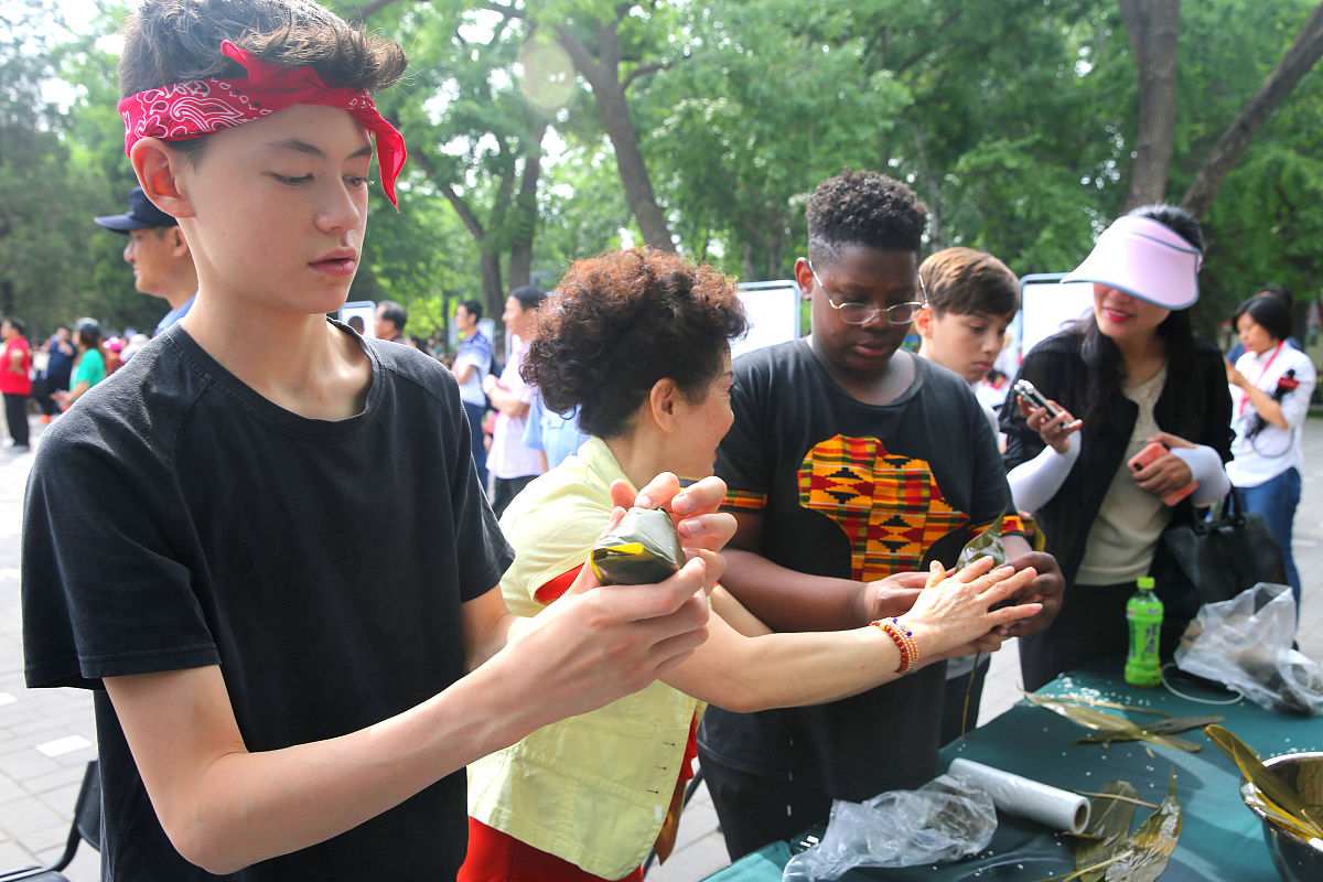 各区域的同事们好：现在我们需要向大家征集各区域6月份举办的优秀节点案例其中包含手镯节、高考毕业季、儿童节、端午节等门店特色活动请简要描述活动主题活动形式、时间、宣传推广和和评估效果等方面的内容并附上相关图片。我们会对所有区域提交的案例反馈进行评审和分享希望大家积极参与并尽快提交谢谢！ 帮我修改一下