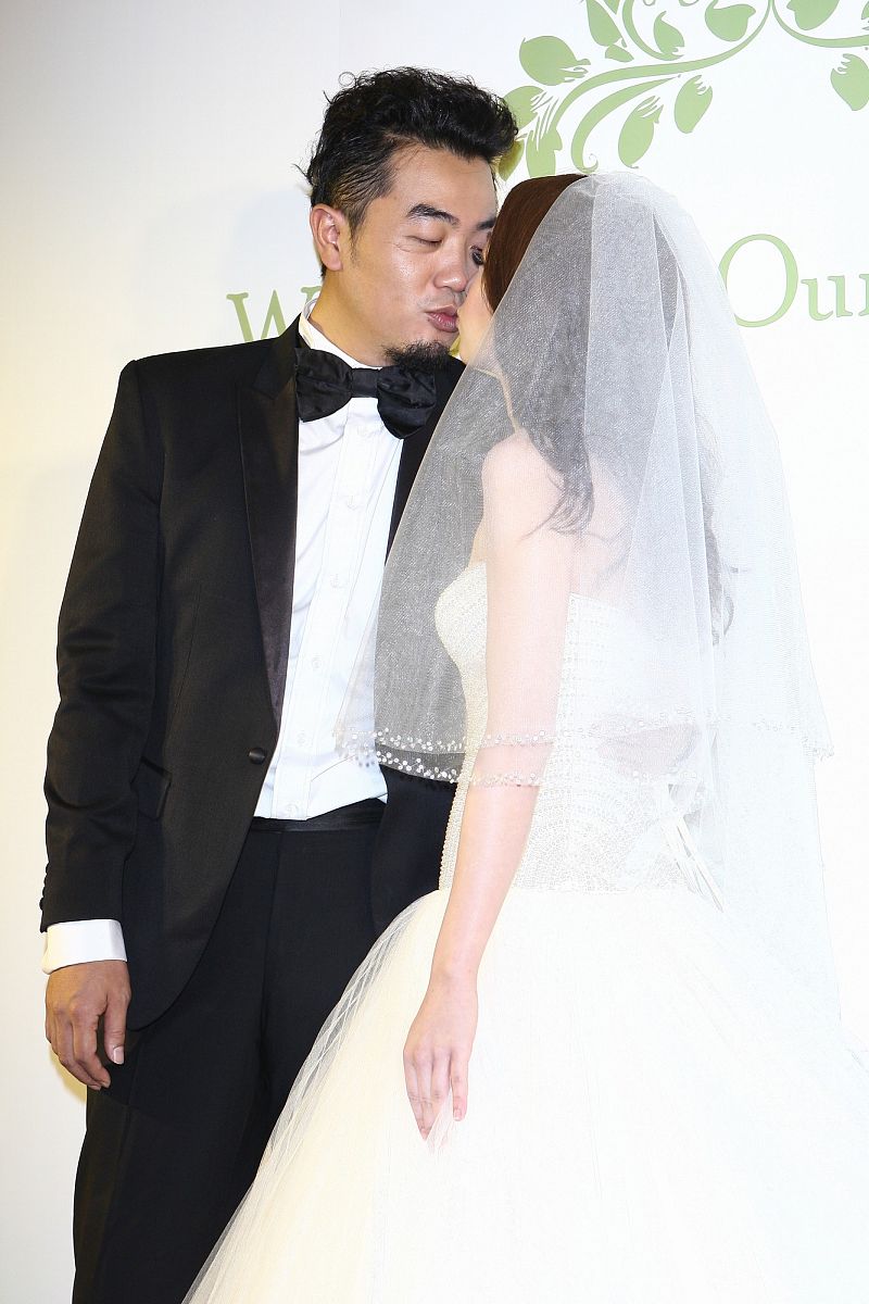 2012年8月11日,台北,37岁的路嘉怡与制作人汤宗霖大婚,在喜来登饭店补