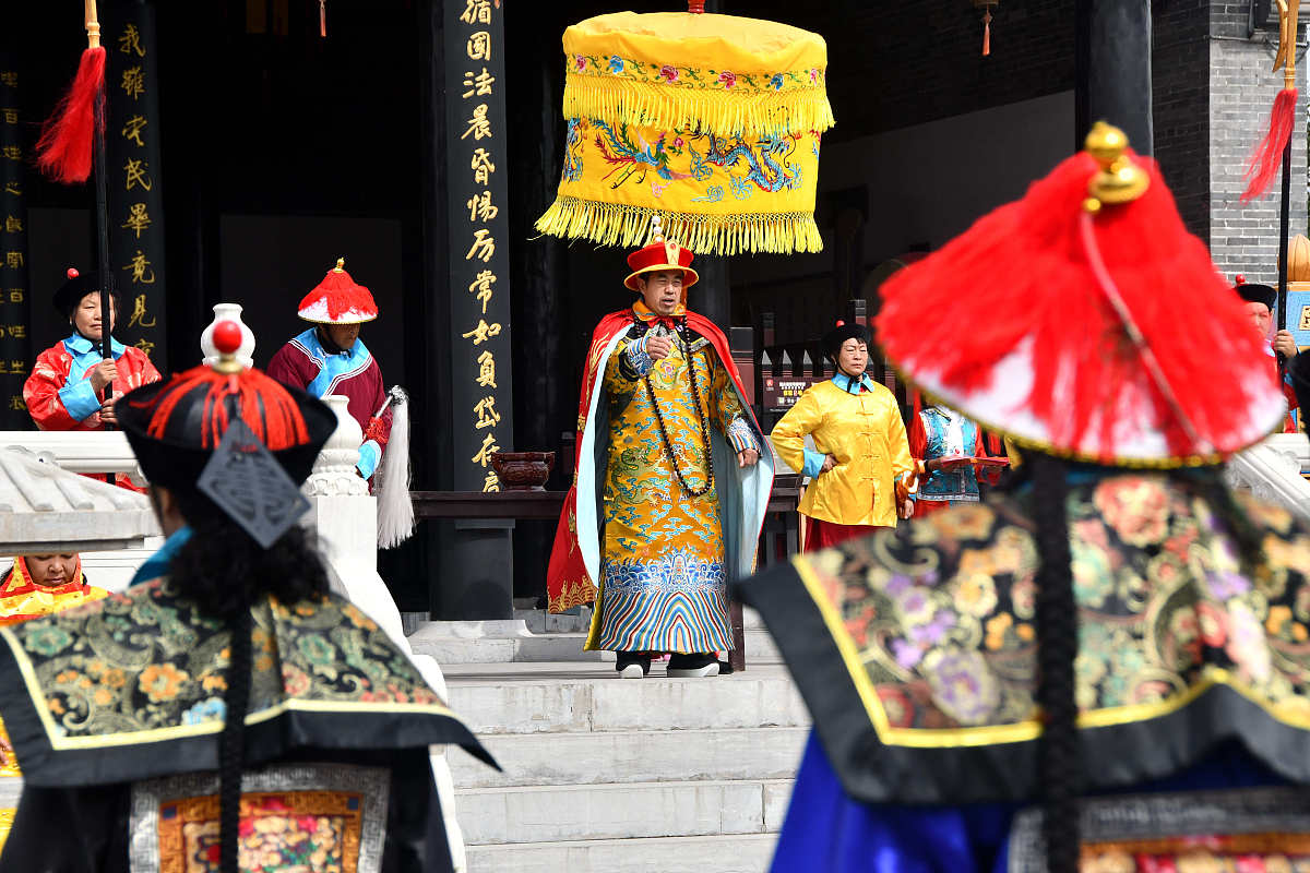 古代的黄马褂到底能有多少特权？为何权臣和珅拥有20多件黄马褂？