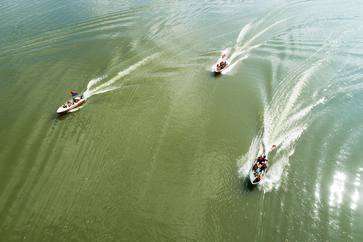 朋友掉到河里面了我太饿了我中午该吃饭还是吃饺子呢？