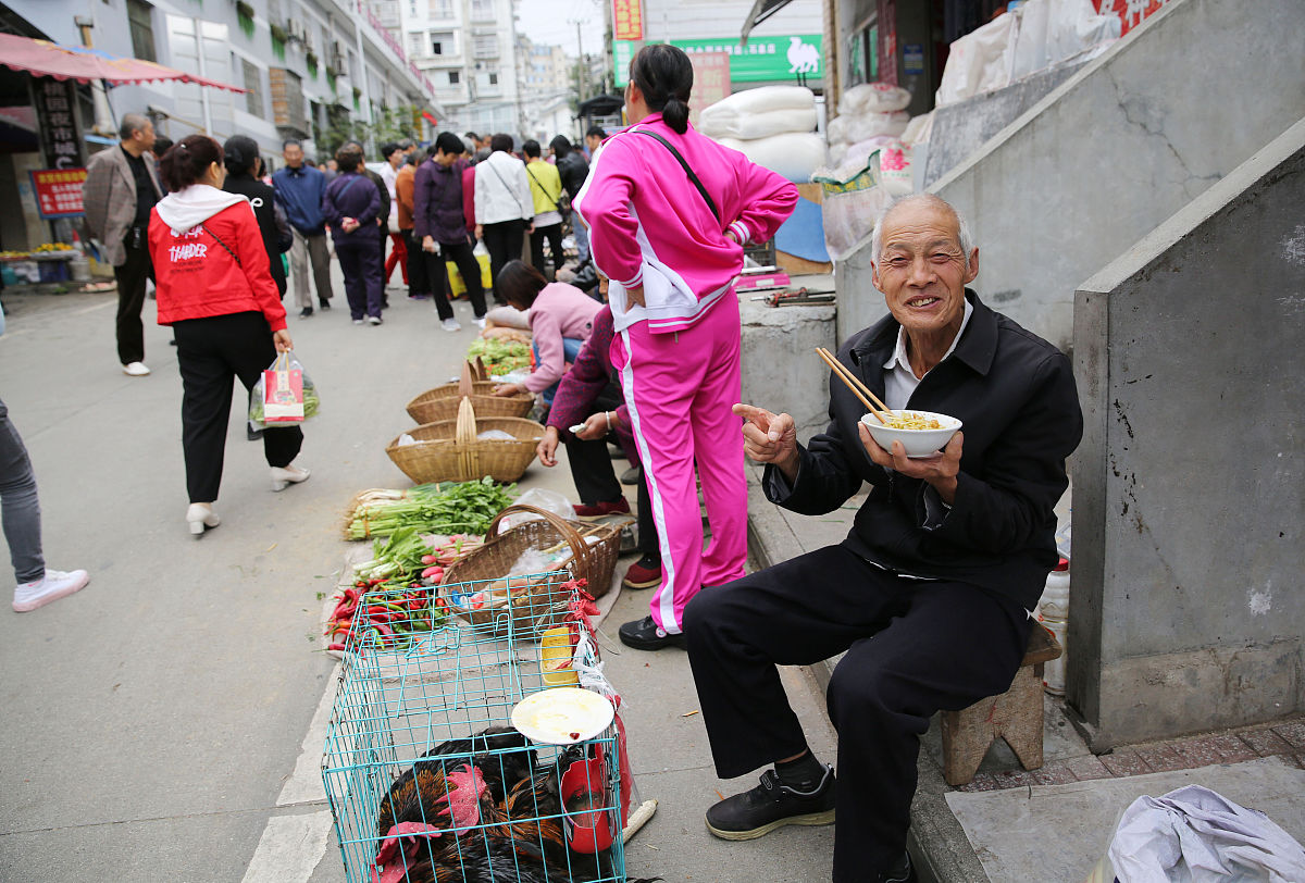 2020年9月24日,陕西安康石泉,陈定银爷爷已76岁,这个年龄应该颐养天年