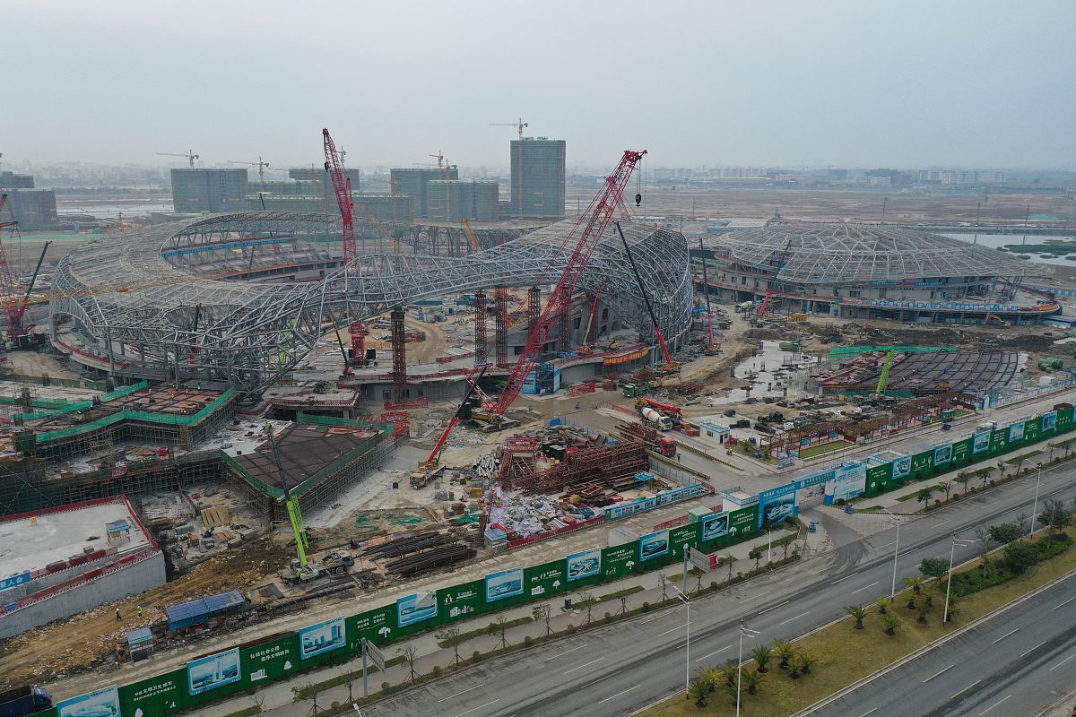 2020年11月7 汕头亚青会东海岸新区主场馆建设高清航拍图