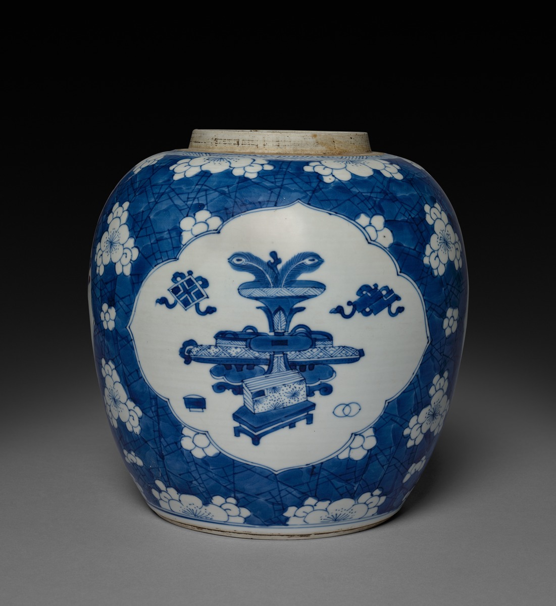 元代蓝釉白龙纹瓷器帮我用250字详细描述