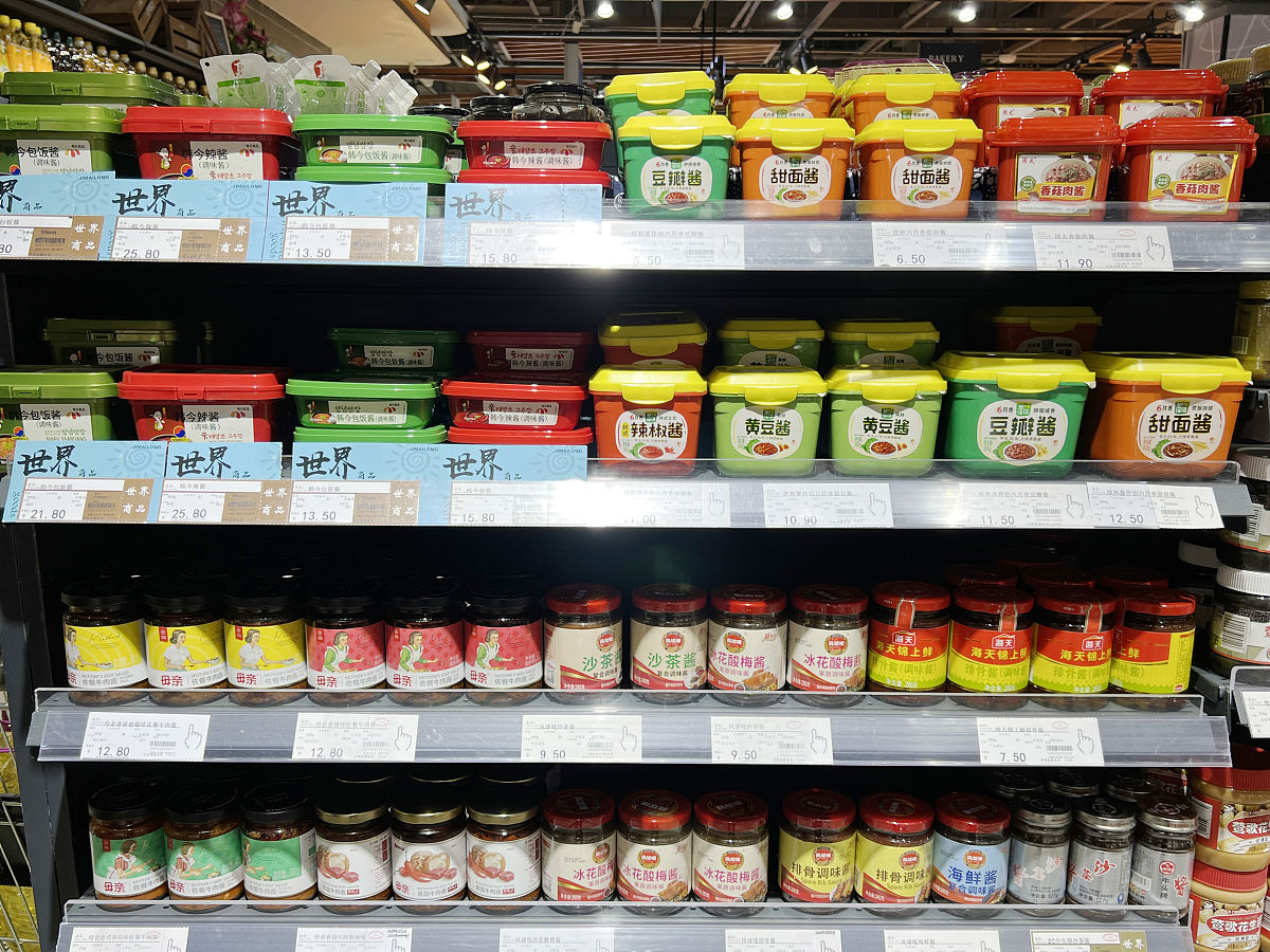 改写成一句话：食品货架期shelf-life是指食品被贮藏在推荐的条件下能够保持安全;确保理想的感官、理化和微生物特性;保留标签声明的任何营养值的一段时间