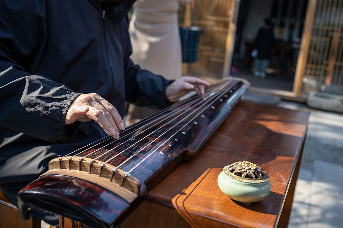 扮演一名音乐博主的口吻写篇字数不少于1000字从古琴到京剧：探索中国古典音乐的历史和演变的文章要有和读者互动语句重新编写个标题