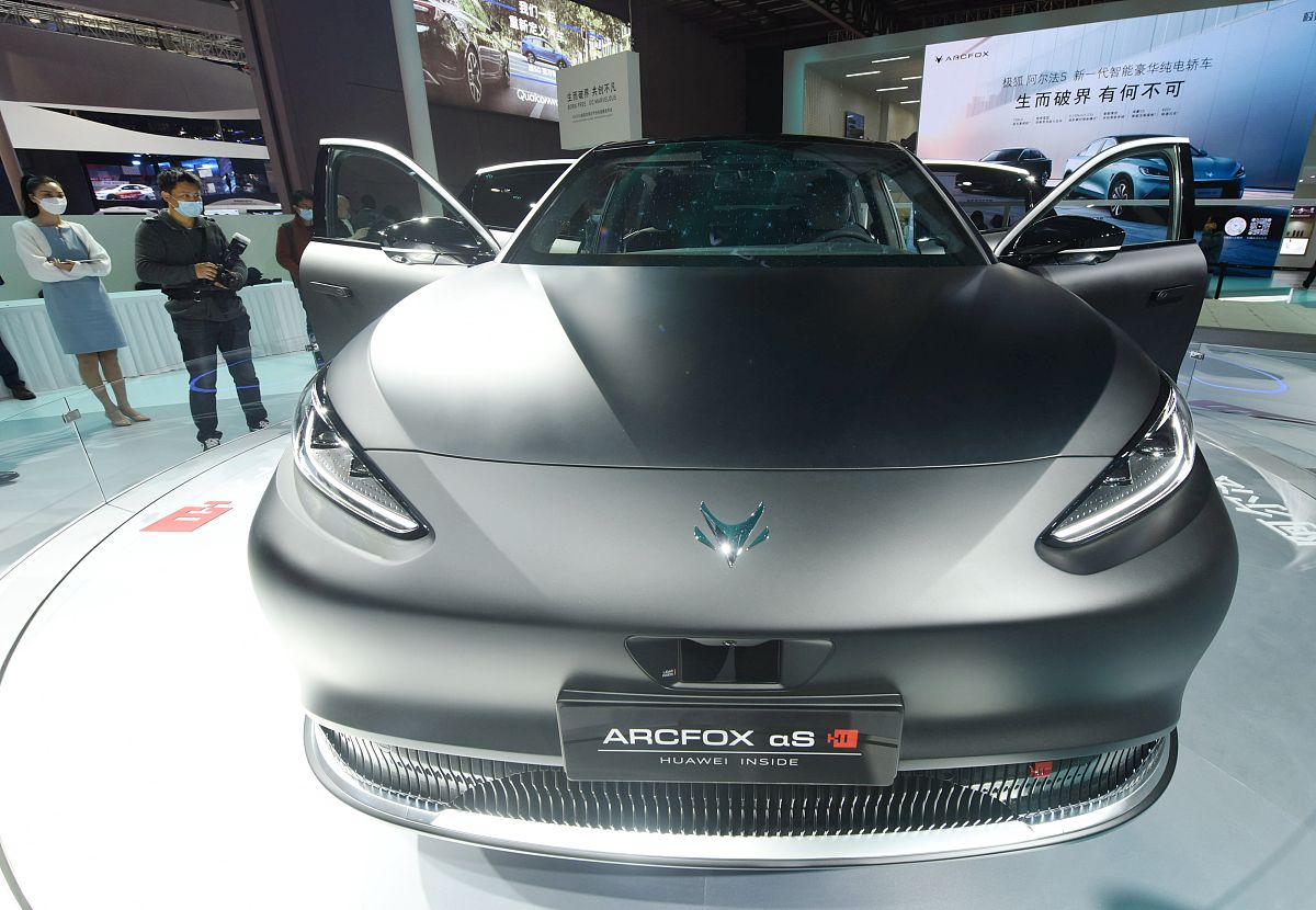 假面骑士极狐剧情深度解析：时间错乱与英雄使命