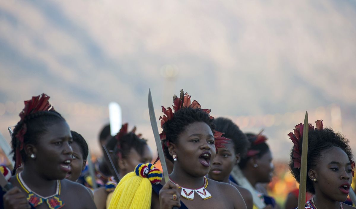 将句子牛郎织女的故事由古典中蕴含浪漫更反映了矢志不渝的曲折爱情折射出中国劳动人民对爱情忠贞不渝的崇尚追求和倾心向往。由这个故事而衍生出了中国传统节日农历七月初七七夕节李家村也由此成为爱情文化之乡该故事深刻反映出我国劳动人民的智慧和根深蒂固的久远文化。翻译成英文