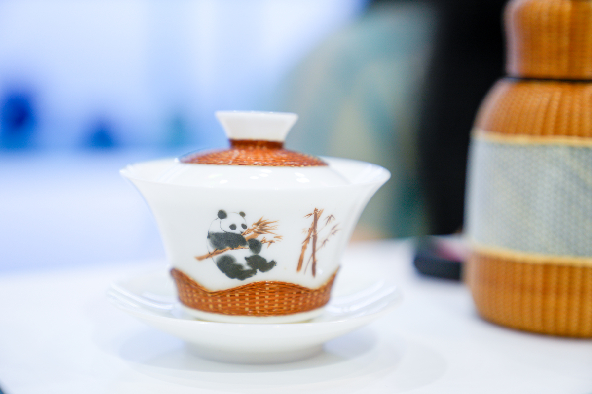 吴教授送给Profaris的礼物是一套旅行用的便携茶杯非常漂亮陶瓷是中国传统的礼物一般送给最好的朋友寓意永恒的友谊作为第三方如何用英文面对面给Profaris介绍礼物