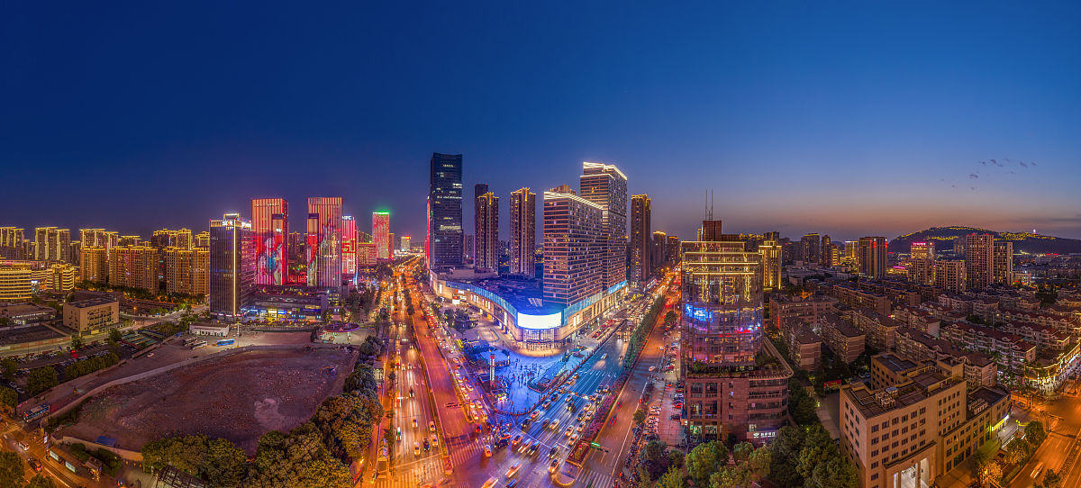2021年5月1日,浙江省杭州市临平区,航拍临平银泰城和迎宾路夜景.