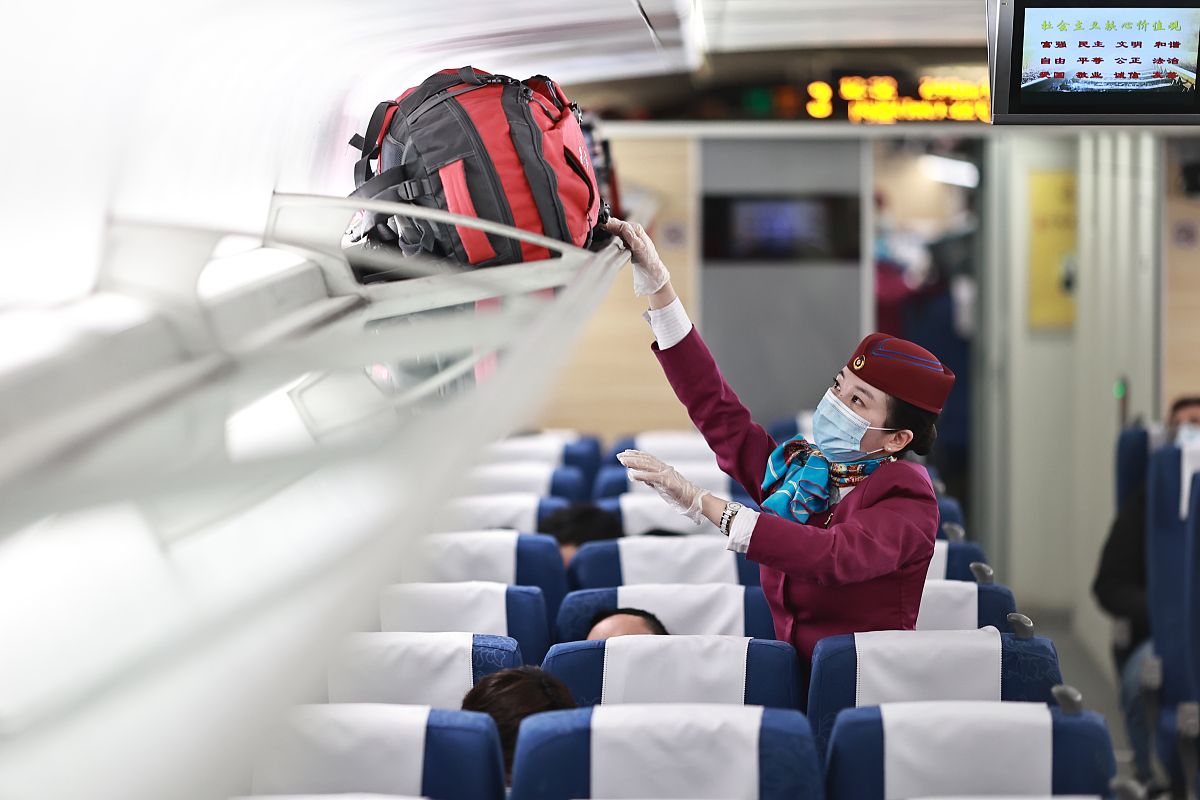 成都高铁乘务员工资待遇及职业发展前景