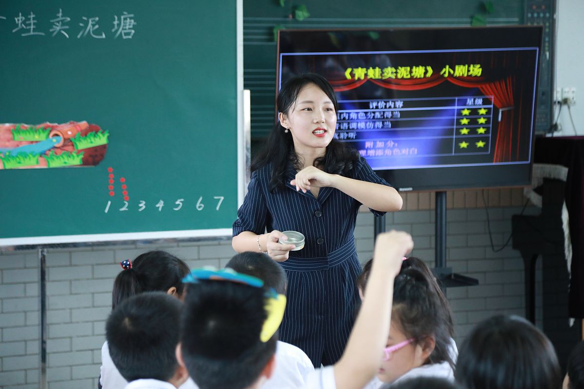 我跟我的编舞老师表白了 我是我是喜欢你的啦 那次在前台你出现在我面前我就好开心哈哈 如果你是把我当学员的话 我会放在心里 以后上课就跟平常一样上课就好了 他说啊哈 以后多来舞房玩哈哈哈哈 是什么意思是只把我当学员嘛