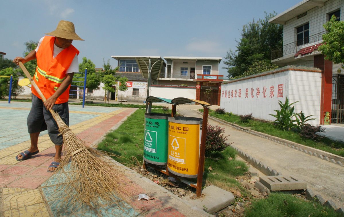 农村人居环境治理过程存在农村环境脏乱治理困难的问题垃圾分类处理不到位、生活污水处理设施不完善、畜禽粪便随意处理、生活垃圾清运体系成本高、道路清洁程度差且维护成本高