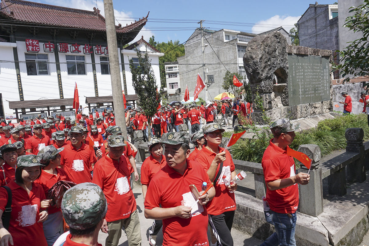 四合之旅：探寻古建筑群落里的红色记忆倏忽温风至因循小暑来。2023年大学生暑期社会实践四合之旅于此启程。耳畔回响的是朗朗的家风家训心中激荡的是悠悠的红色精神。我在这片土地上学习乡贤文化传统以乡贤为楷模探寻文化血脉了解传统文化遗产以乡情为纽带传承文化精神。于学习中探寻红色记忆于实践中受教育长才干做指引。短短的旅程却让我受益良多以下是我此次社会实践心得体会分享也希望能使更多人得到感悟启发。淬炼思想篇青