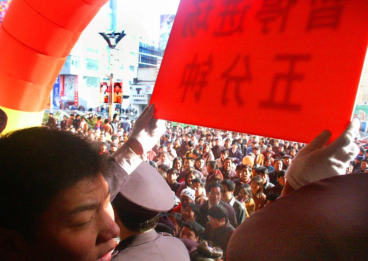 如潮的人流令店家<strong>无法</strong>招架,不得不打出暂停进场的告示牌.