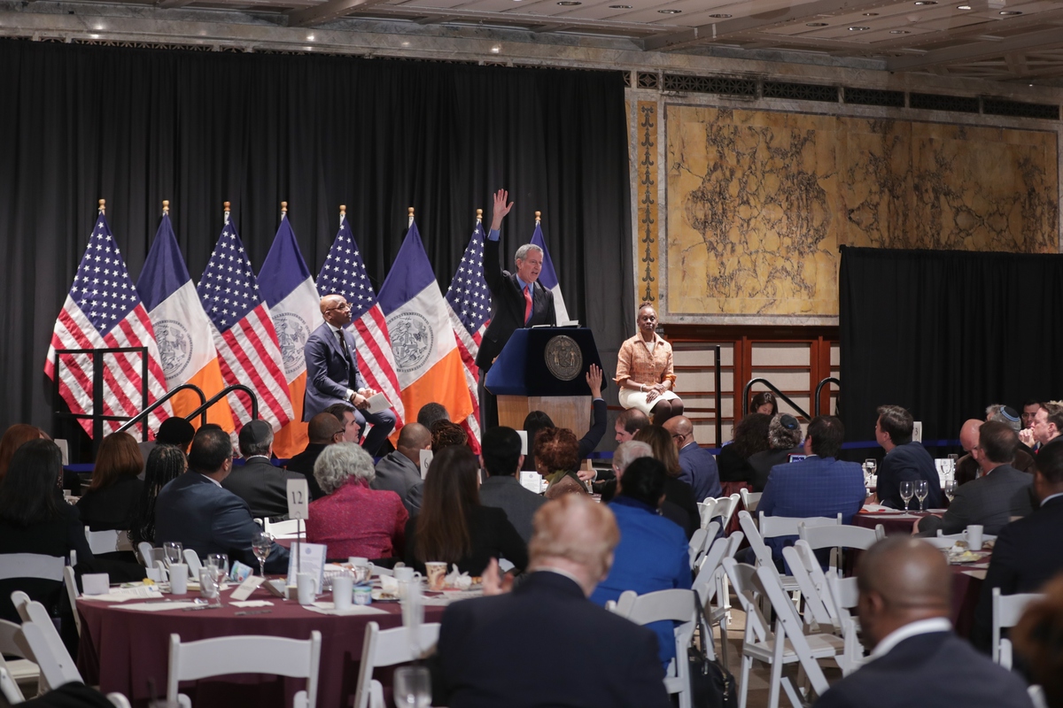 在美国总统选举中麦凯恩指责奥巴马的税收政策会让水管工乔你会让他付更多的税并导致他不能雇用工人妨碍他实现美国梦。这属于政策的 。1A正式评估B非正式评估C外部评估D内部评估 这是多选题