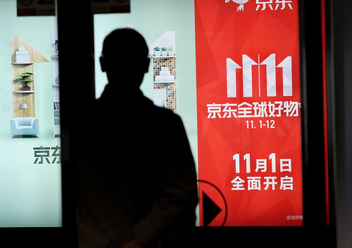 2017年10月30日,南京."双十一"广告在南京各地铁站内"霸屏",随处可见.