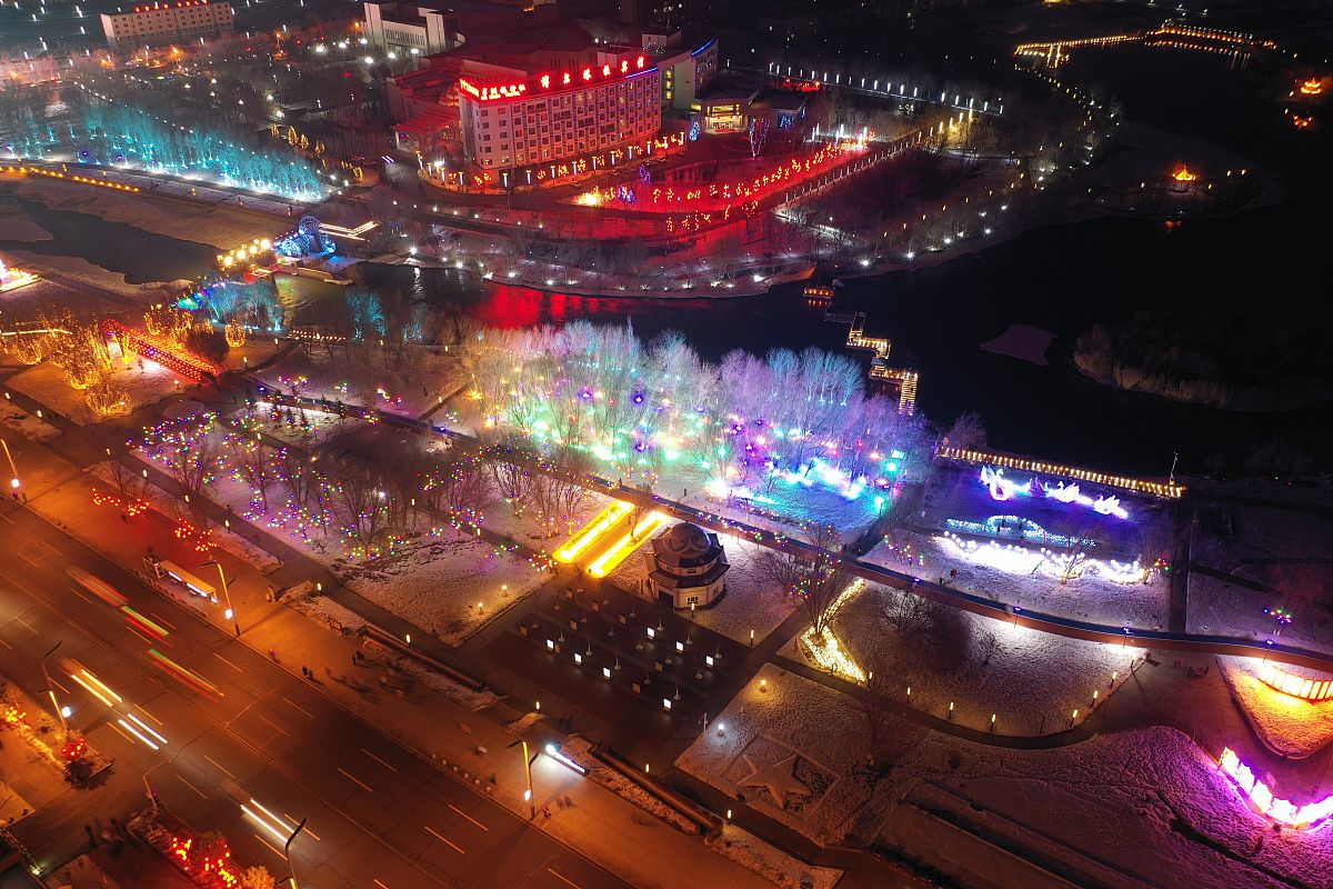 2021年2月26日,是元宵佳节,当晚,新疆博乐市主要街道上彩灯绽放,绚丽