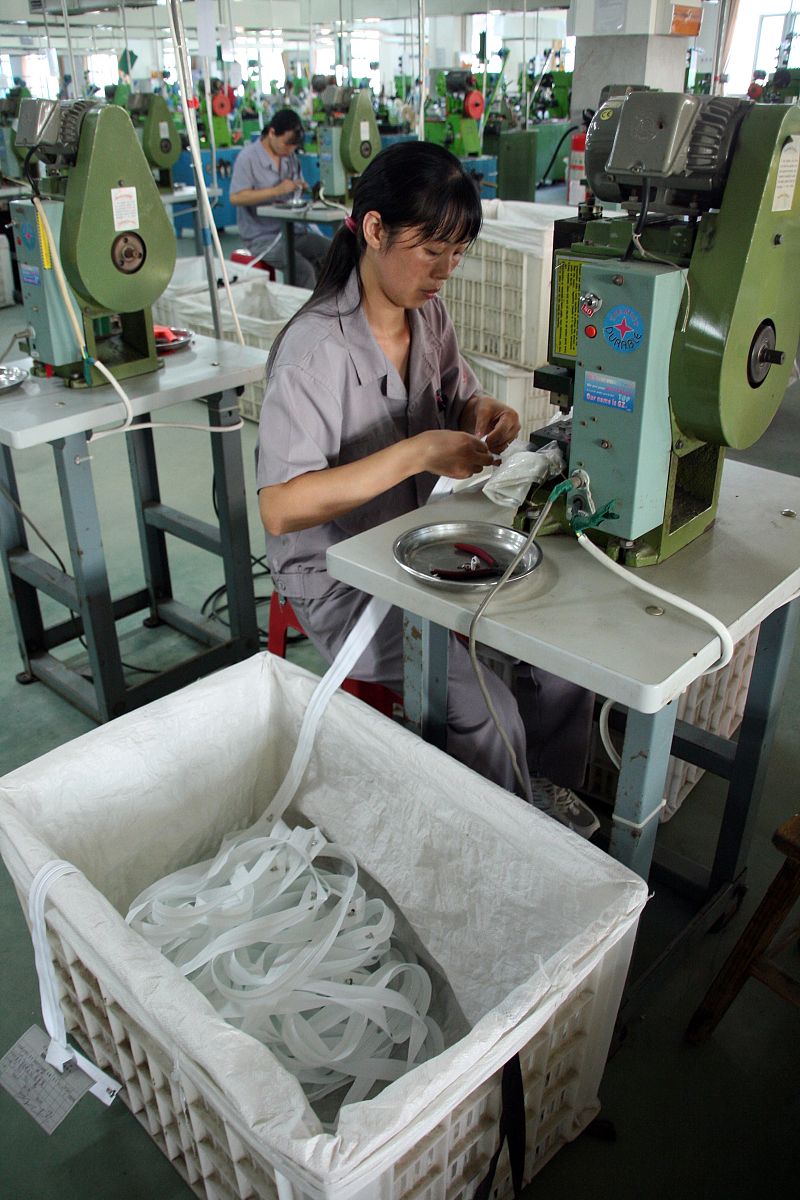 2008年10月18日,福建晋江,福兴集团拉链生产车间.