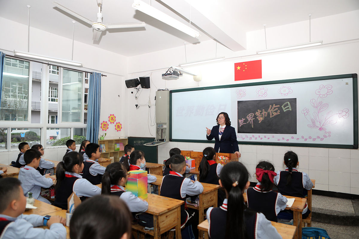 石牌镇小学举行'我家最美故事'征文展，400名学生参与，感人故事频出