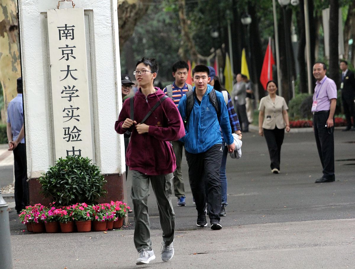 2018年6月9日,江苏省2018年高考全部结束.考试结束,考生们开心走出考