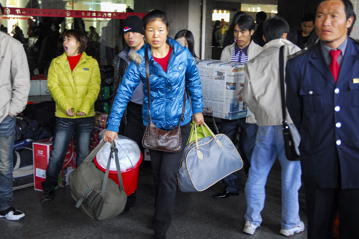 帮我改一下这个句子父母双方有一方及其以上进城、前往经济发达的地区工作。要求意思一样重复率不超过百分之十