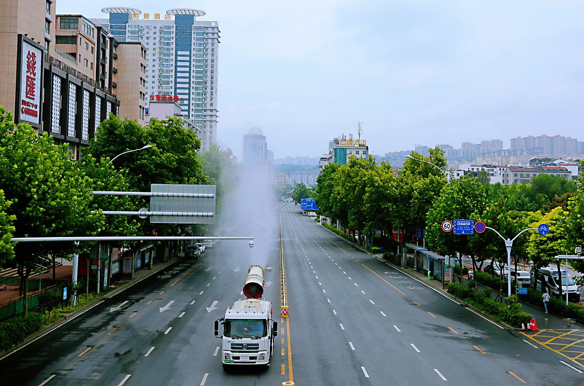 2021年8月14日,湖北省荆门市<strong>东宝</strong>区城管局组织防疫人员对辖区街道,封