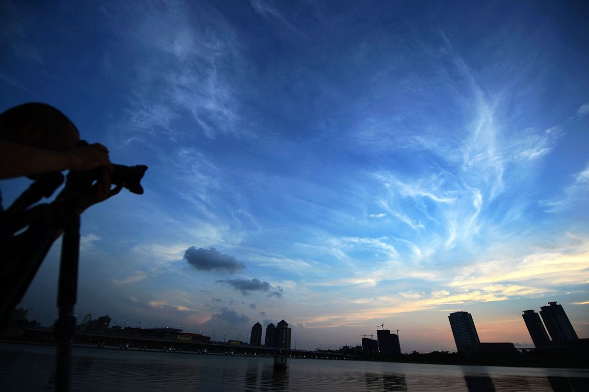 2012年08月07日,江苏省扬州市,受台风"海葵"外围影响 扬州上空壮美晚