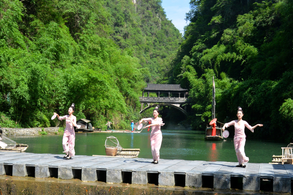 沅陵县旅游发展大会想一句宣传口号要求：1、积极向上读起来押韵朗朗上口。2、富有当地的人文情感最好包含二酉山。3、10个字以内。