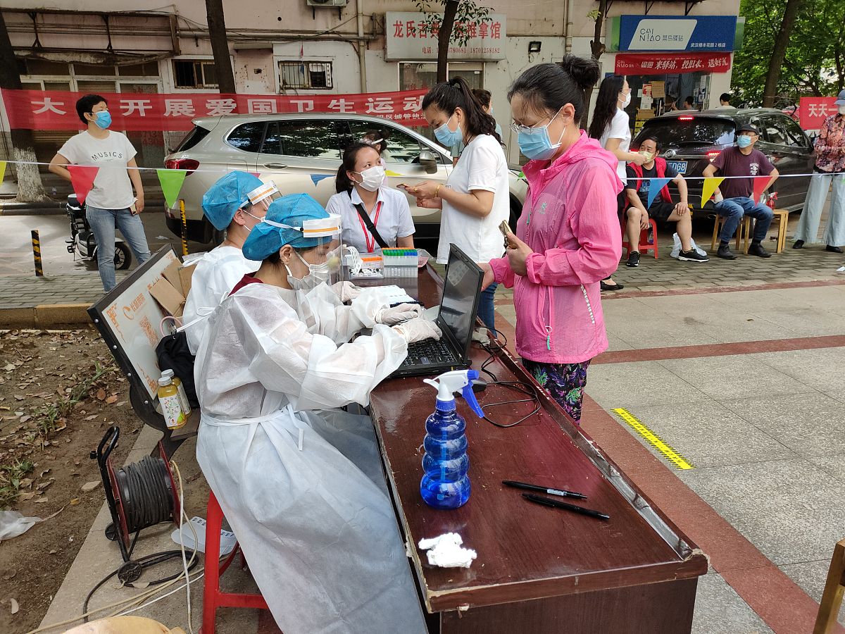 疫情期间 志愿者服务的几个场景艰难场景的描写比如连续奋战 多少个小时不休息等